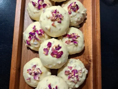 White chocolate rose cookie