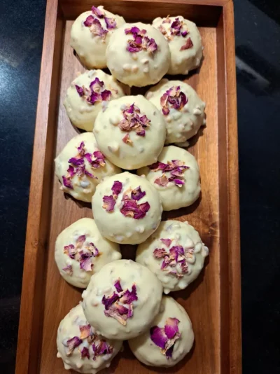 White chocolate rose cookie